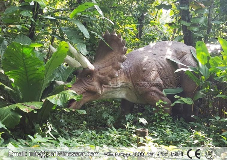 /Estatua de criaturas de dinosaurios realistas Triceratops